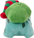 Pokémon Plüschfigur Winter Bisasam mit Weihnachtsmütze (20 cm) - Pokecard Store